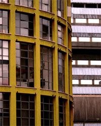 Hausfassade mit Fenstern und Lamellen Lamellem in Bürofenstern
